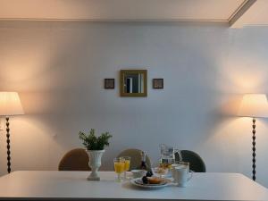 Sweet Home Stay near Sinchon & Ewha station - 3 Bedrooms & 4 Queen Beds, Max 8