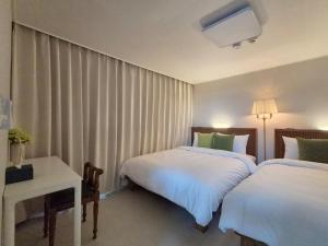 Sweet Home Stay near Sinchon & Ewha station - 3 Bedrooms & 4 Queen Beds, Max 8