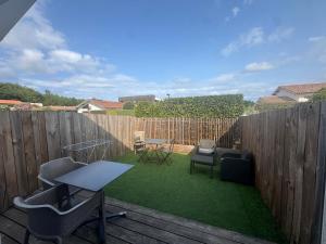 Chambre indépendante avec terrasse, parking et petit jardinet