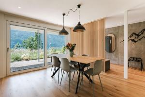 FLORA BAY Spacious Lake and Mountain View Apartment