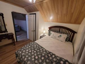 Lions Head Getaway with Fire Pit & Outdoor Space