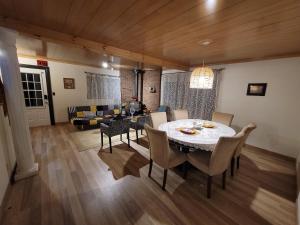 Lions Head Getaway with Fire Pit & Outdoor Space