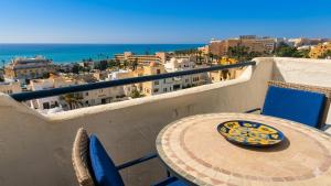 Vistas al mar, balcon, piscina y a 2min de la playa