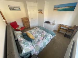 Comfortable Double Bedroom in Family Home, with your own private bathroom