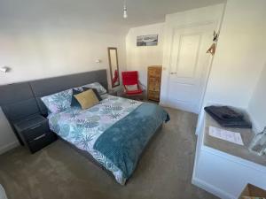 Comfortable Double Bedroom in Family Home, with your own private bathroom