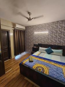 2BHK 65TV,FullyAC,family,Unmarried Couple,WFO Friendly peacefull place