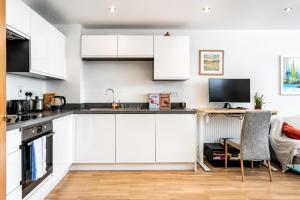 Modern Two Bedroom Apartment with Balcony in London Wandsworth