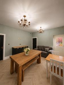 7 Bed, 7 BR Victorian Accom - Sleeps 14