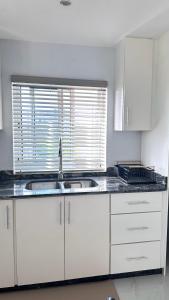 Luxury 3-Bed Haven with Jacuzzi and gorgeous views
