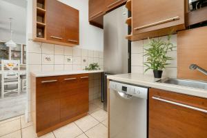 Apartament w Sercu Łodzi Piotrkowska Balkon & 2 Sypialnie by Noclegi Renters