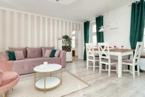 Apartament w Sercu Łodzi Piotrkowska Balkon & 2 Sypialnie by Noclegi Renters