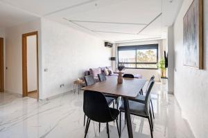 Sunny Seaview 2BR, Pool, Balcony, AC & Lift