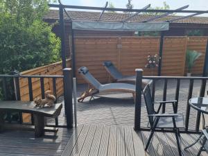 Cabin Sleeps 4 with Hot Tub and Parking