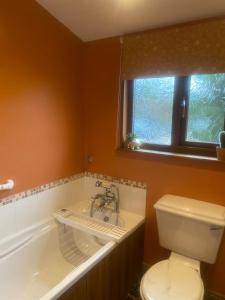 Cabin Sleeps 4 with Hot Tub and Parking