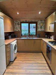 Cabin Sleeps 4 with Hot Tub and Parking