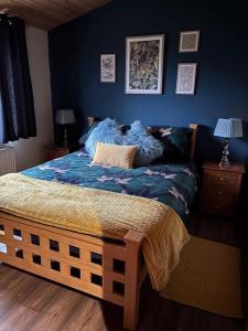 Cabin Sleeps 4 with Hot Tub and Parking