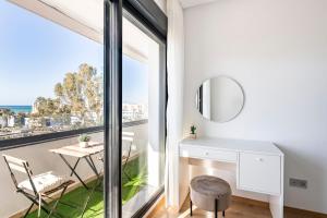 Sunny Seaview 2BR, Pool, Balcony, AC & Lift