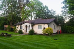 Sleeps 7 | 4BR Bungalow | Garden, BBQ & Gym
