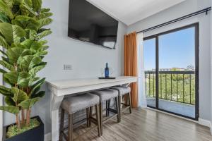 Volcano View 2 Bed 2 Bath Condo with Balcony