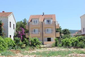 Apartments Zvonimir,place by the sea
