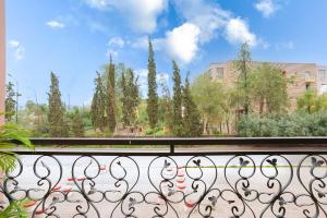 Luxury wintering - pool - terrace - mall within walking distance -