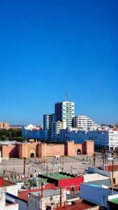 Appart moderne avec Balcon et Parking à 10min de la Medina