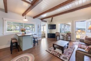 Waterfront Retreat, Dock & Pool Access, Winni