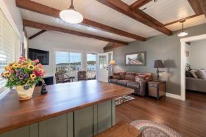 Waterfront Retreat, Dock & Pool Access, Winni