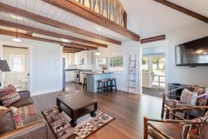 Waterfront Retreat, Dock & Pool Access, Winni