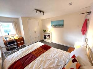 Ensuite rooms, self-catering in shared kitchens