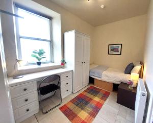 Ensuite rooms, self-catering in shared kitchens
