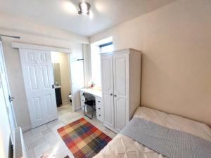 Ensuite rooms, self-catering in shared kitchens