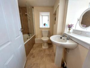 Ensuite rooms, self-catering in shared kitchens