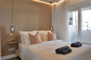 Modern Apt w Pool, Padel & Spacious Balcony