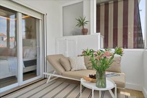 Modern Apt w Pool, Padel & Spacious Balcony