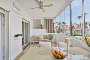 Modern Apt w Pool, Padel & Spacious Balcony