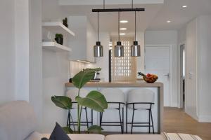 Modern Apt w Pool, Padel & Spacious Balcony