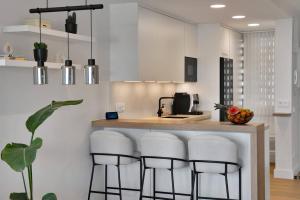 Modern Apt w Pool, Padel & Spacious Balcony