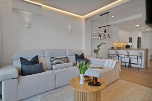 Modern Apt w Pool, Padel & Spacious Balcony
