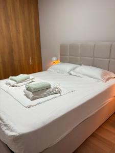 SunKissed Sky Apartment - Qerret Golem - New Modern