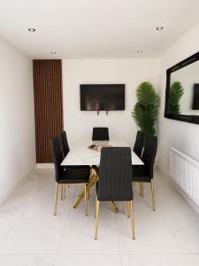 4 Bed Luxury Hot Tub Retreat in local Birmingham