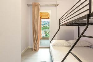 AMAS 2BR Ap 6 Parking, Balcony & Kitchen
