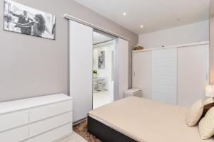 Grey City Comfort 2BR Apartment Near Keleti
