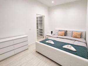 Grey City Comfort 2BR Apartment Near Keleti