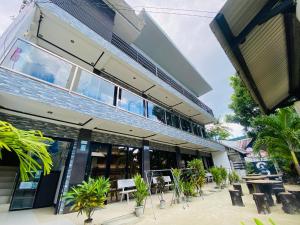 Strangers Inn&Bar