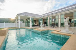 Relaxing Luxury 4-Bedroom Pool Villa with Mountain Views