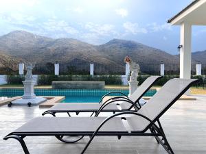 Relaxing Luxury 4-Bedroom Pool Villa with Mountain Views