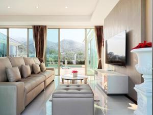 Relaxing Luxury 4-Bedroom Pool Villa with Mountain Views