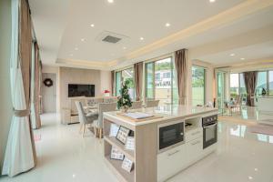 Relaxing Luxury 4-Bedroom Pool Villa with Mountain Views