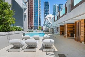 E11EVEN Deluxe Suite with Rooftop Pool & City Views